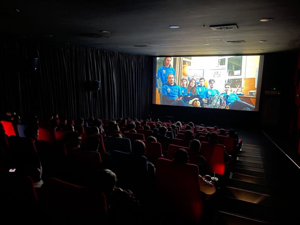 Proiecția filmului alături de elevi și profesori cinematograf, film, spectatori, elevi, profesori